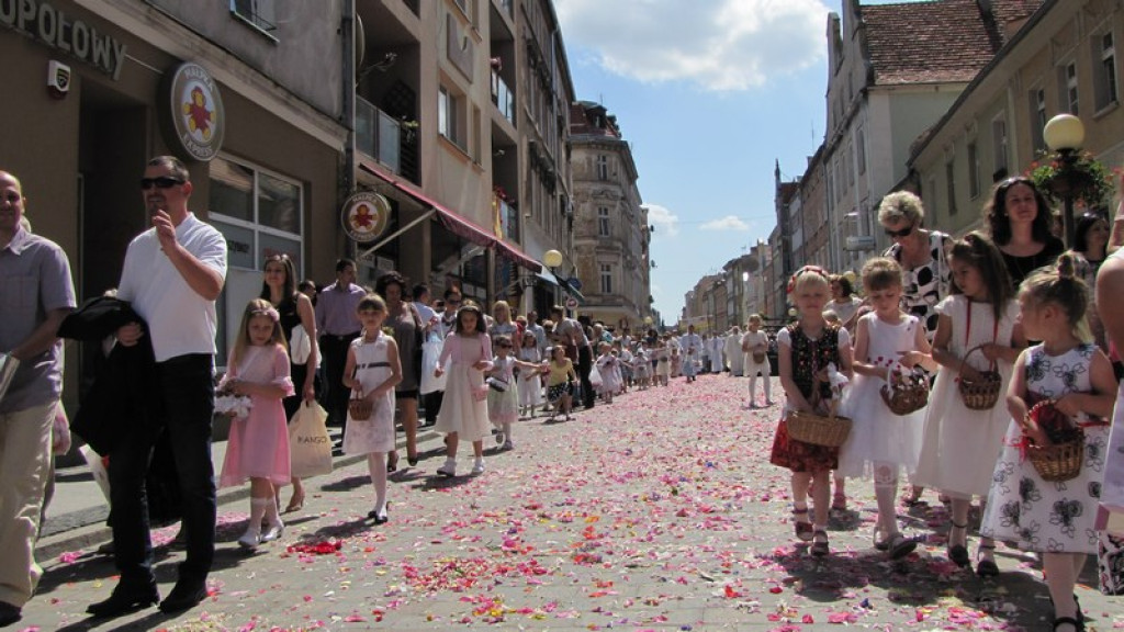 Boże Ciało w Brzegu. Tysiące wiernych przeszło ulicami miasta [fotorelacja]