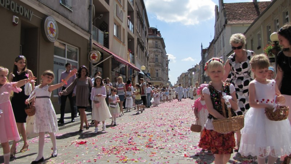 Boże Ciało w Brzegu. Tysiące wiernych przeszło ulicami miasta [fotorelacja]