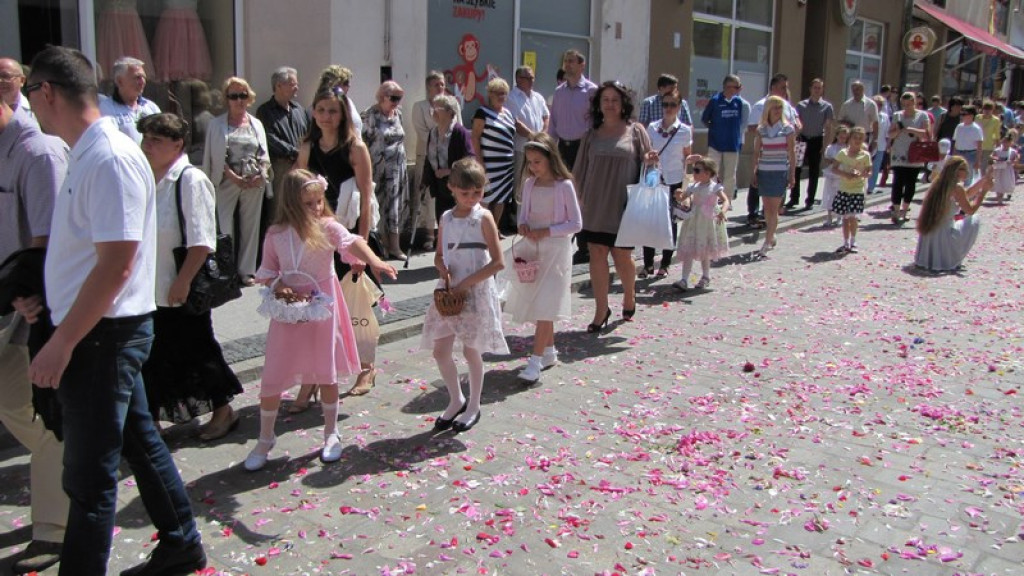 Boże Ciało w Brzegu. Tysiące wiernych przeszło ulicami miasta [fotorelacja]