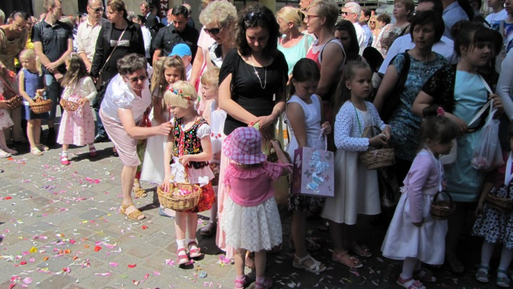Boże Ciało w Brzegu. Tysiące wiernych przeszło ulicami miasta [fotorelacja]