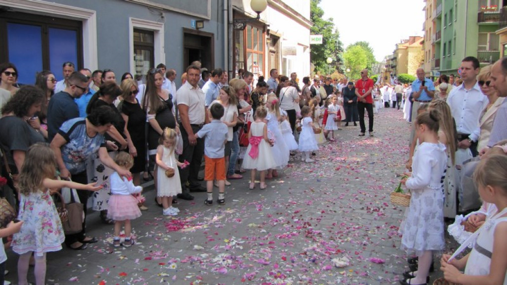 Boże Ciało w Brzegu. Tysiące wiernych przeszło ulicami miasta [fotorelacja]