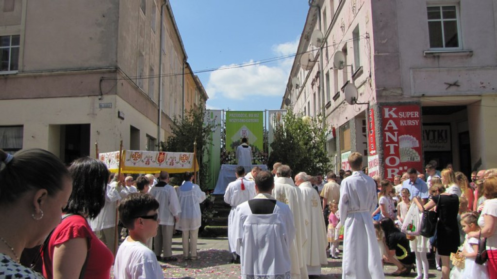 Boże Ciało w Brzegu. Tysiące wiernych przeszło ulicami miasta [fotorelacja]