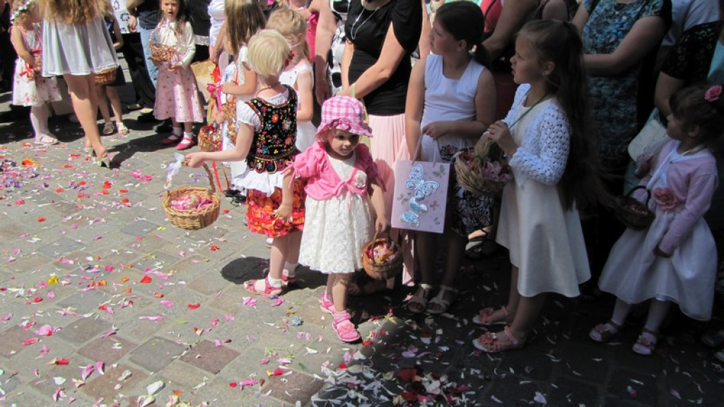 Boże Ciało w Brzegu. Tysiące wiernych przeszło ulicami miasta [fotorelacja]