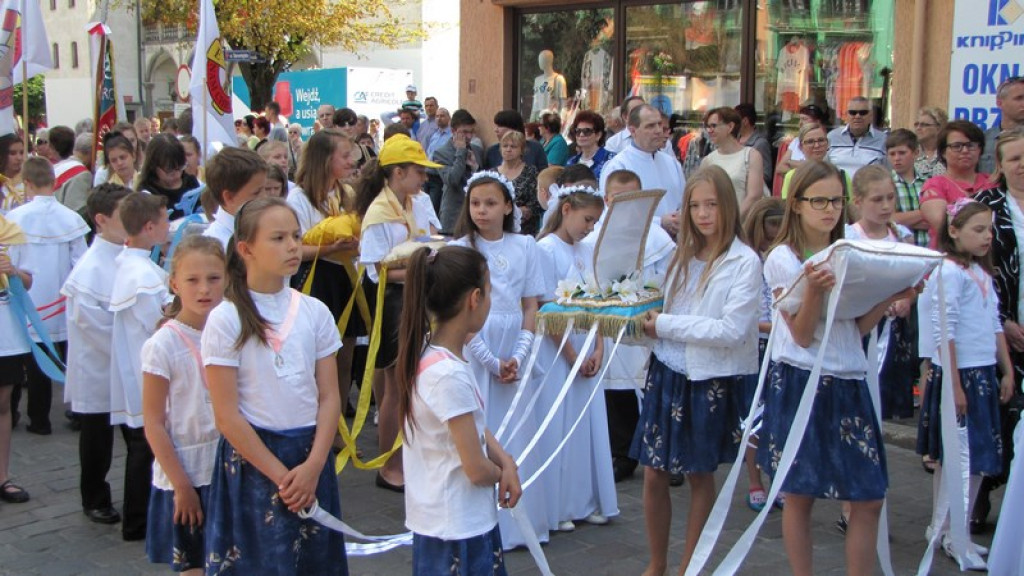 Boże Ciało w Brzegu. Tysiące wiernych przeszło ulicami miasta [fotorelacja]