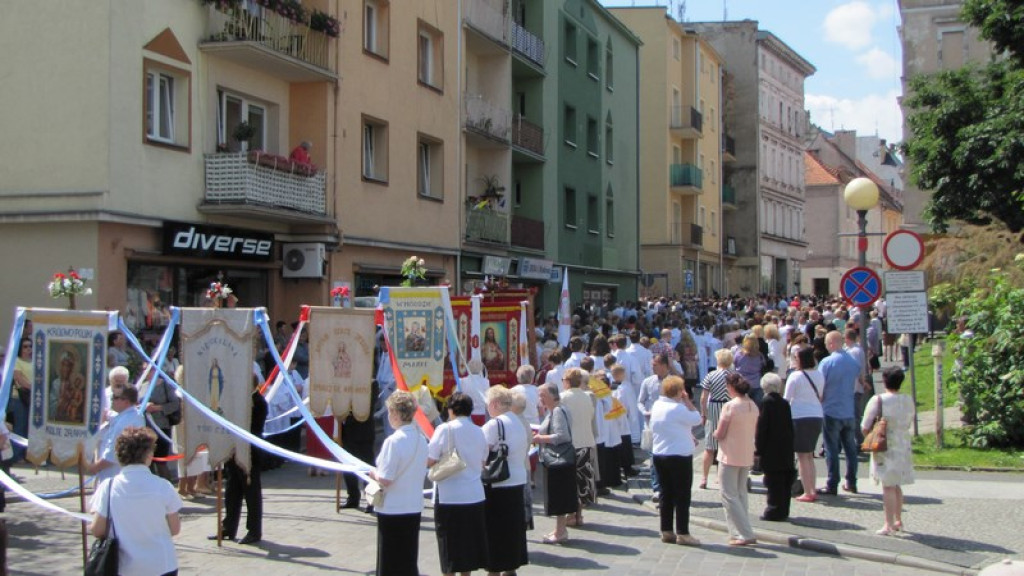 Boże Ciało w Brzegu. Tysiące wiernych przeszło ulicami miasta [fotorelacja]