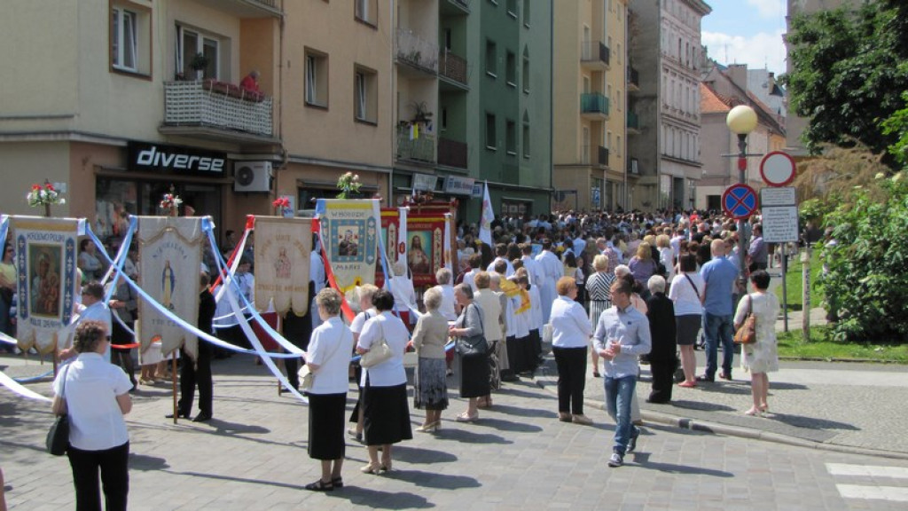 Boże Ciało w Brzegu. Tysiące wiernych przeszło ulicami miasta [fotorelacja]