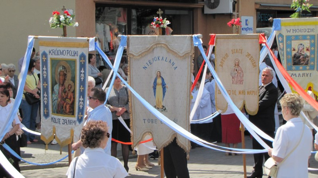 Boże Ciało w Brzegu. Tysiące wiernych przeszło ulicami miasta [fotorelacja]