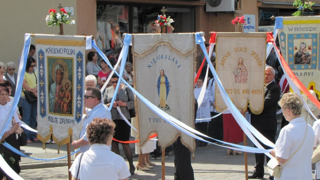 Boże Ciało w Brzegu. Tysiące wiernych przeszło ulicami miasta [fotorelacja]
