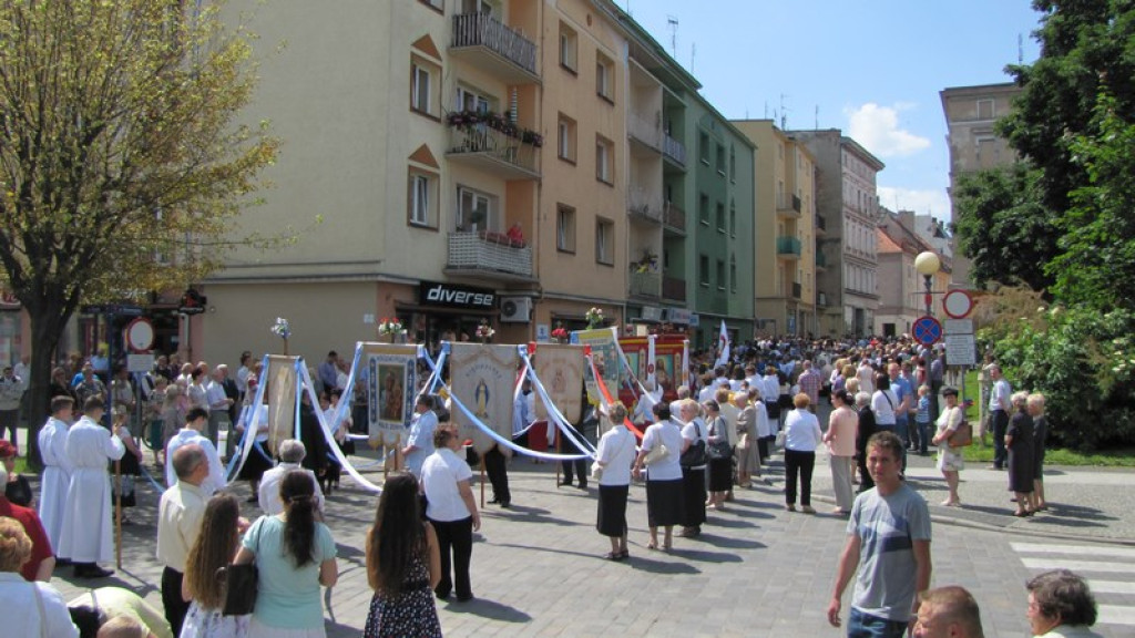 Boże Ciało w Brzegu. Tysiące wiernych przeszło ulicami miasta [fotorelacja]