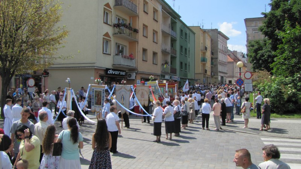 Boże Ciało w Brzegu. Tysiące wiernych przeszło ulicami miasta [fotorelacja]