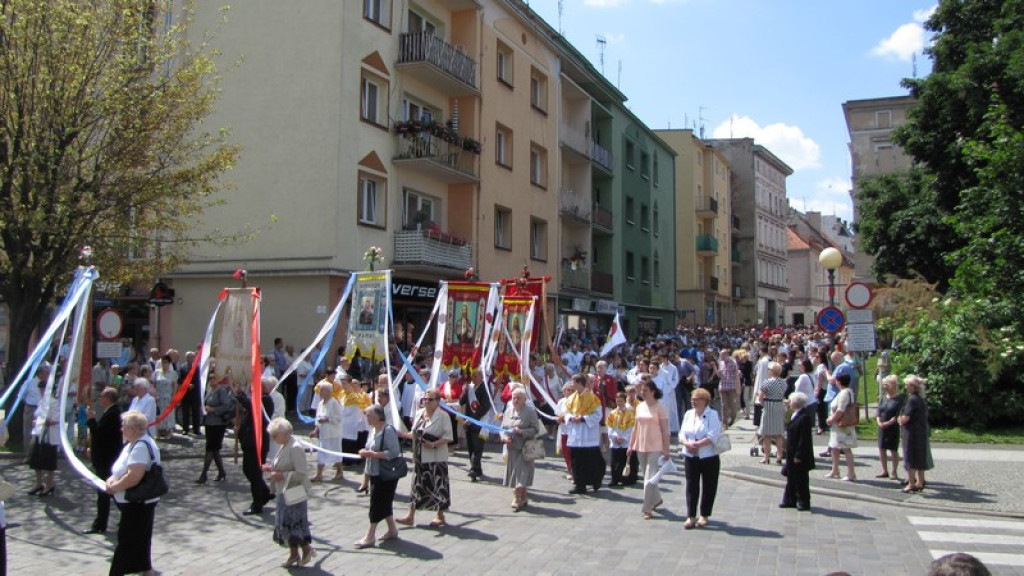 Boże Ciało w Brzegu. Tysiące wiernych przeszło ulicami miasta [fotorelacja]