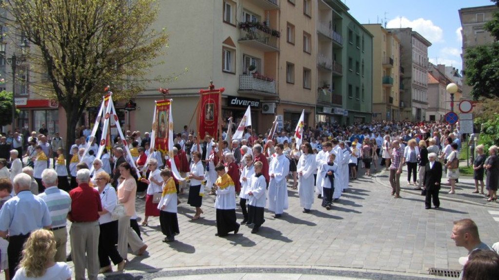 Boże Ciało w Brzegu. Tysiące wiernych przeszło ulicami miasta [fotorelacja]