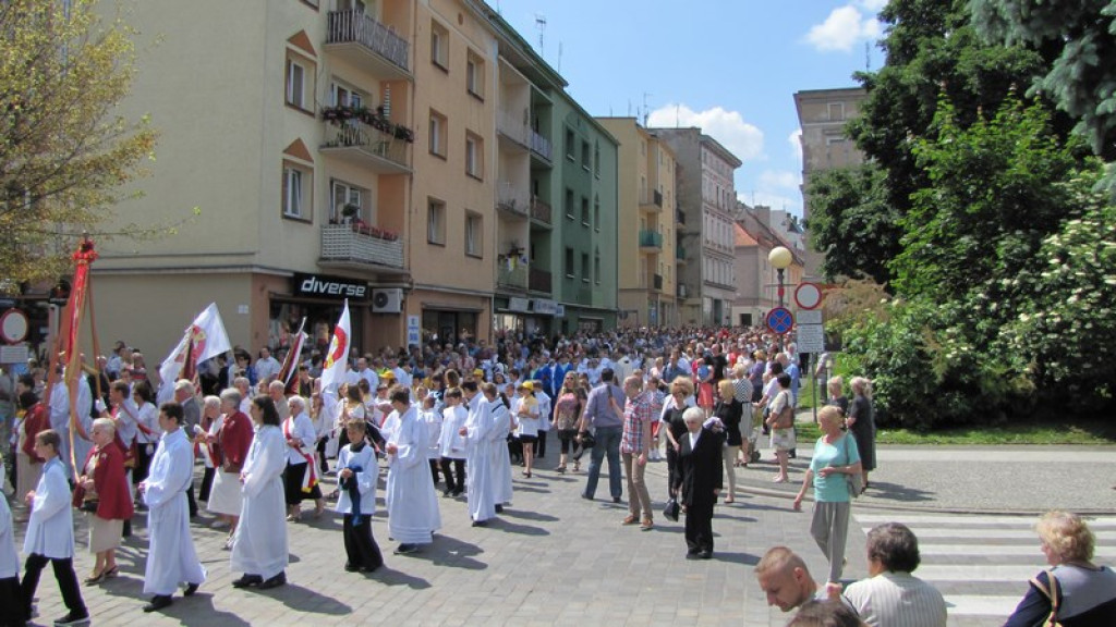 Boże Ciało w Brzegu. Tysiące wiernych przeszło ulicami miasta [fotorelacja]