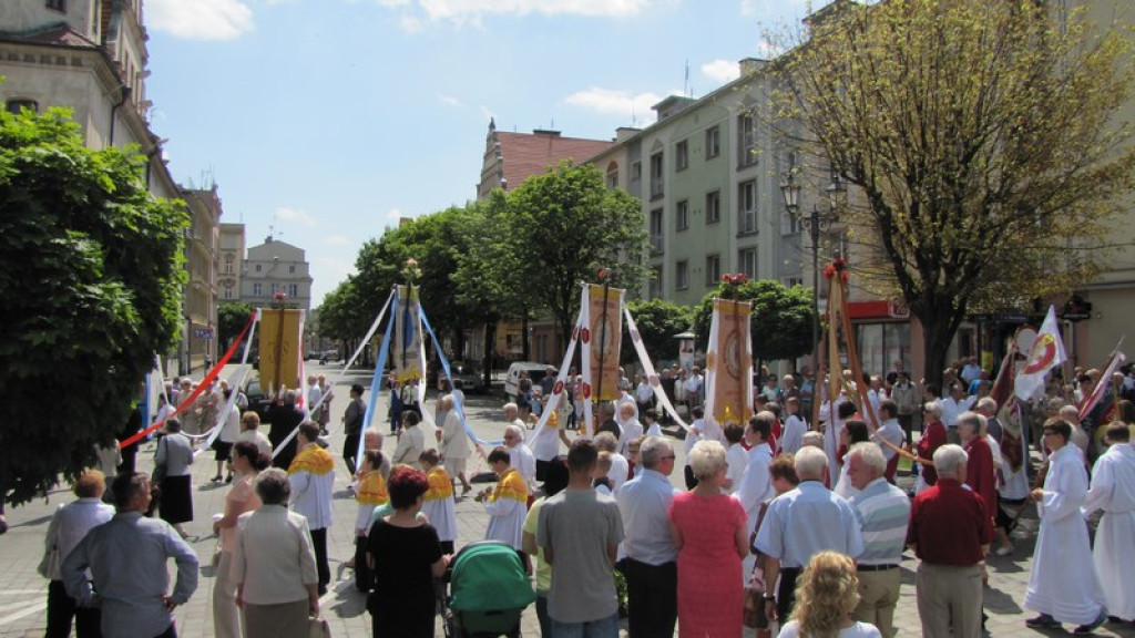 Boże Ciało w Brzegu. Tysiące wiernych przeszło ulicami miasta [fotorelacja]