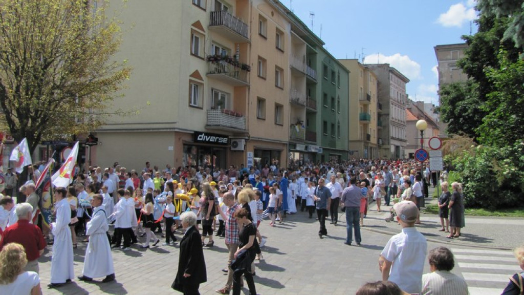 Boże Ciało w Brzegu. Tysiące wiernych przeszło ulicami miasta [fotorelacja]