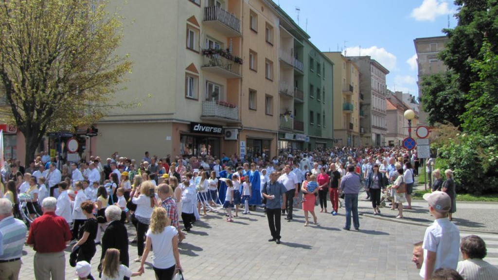 Boże Ciało w Brzegu. Tysiące wiernych przeszło ulicami miasta [fotorelacja]