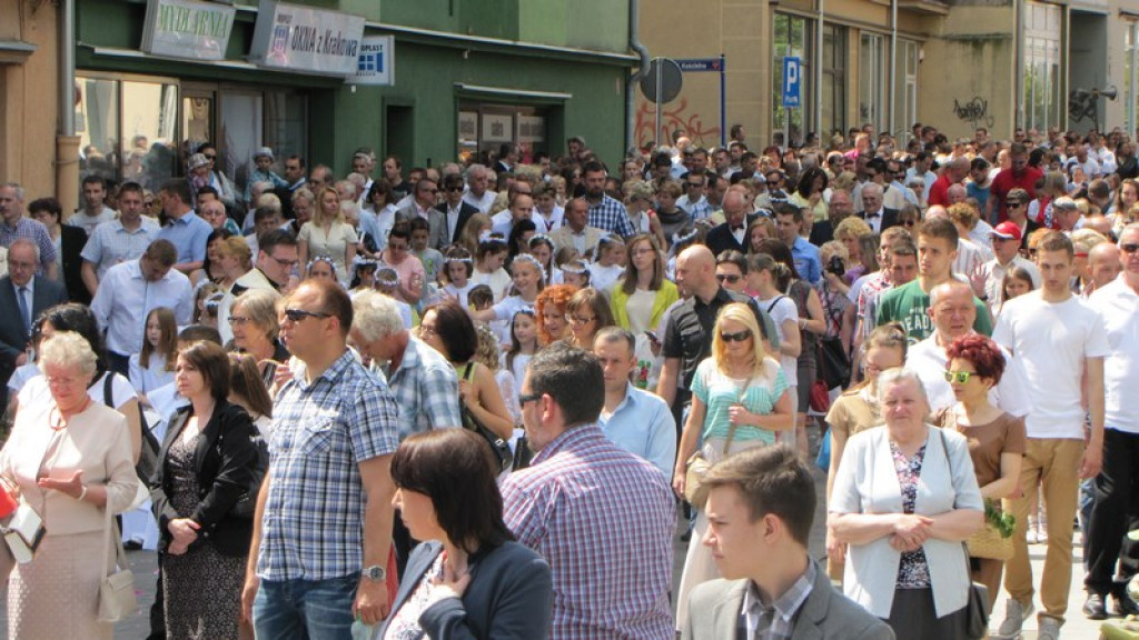 Boże Ciało w Brzegu. Tysiące wiernych przeszło ulicami miasta [fotorelacja]