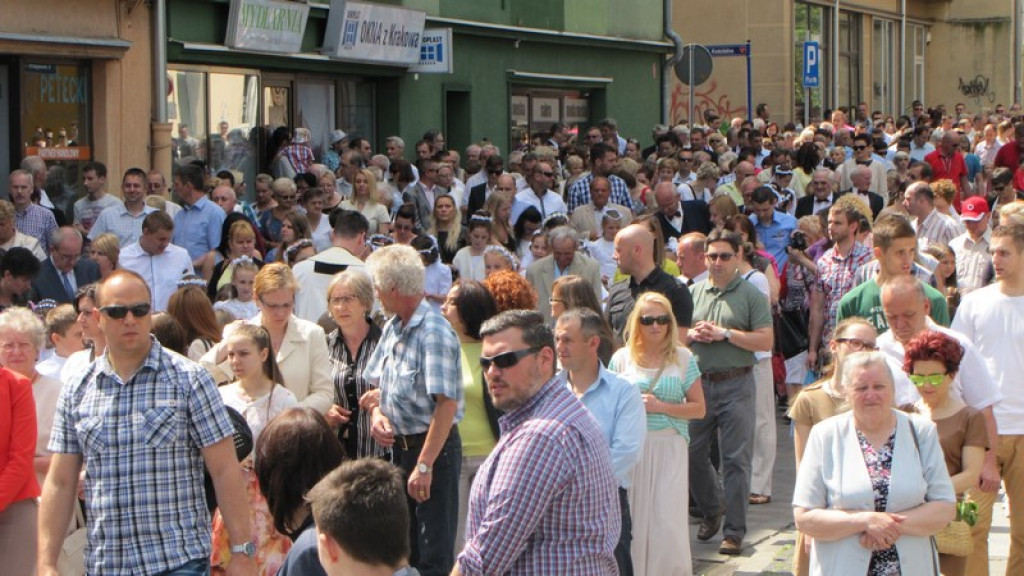 Boże Ciało w Brzegu. Tysiące wiernych przeszło ulicami miasta [fotorelacja]