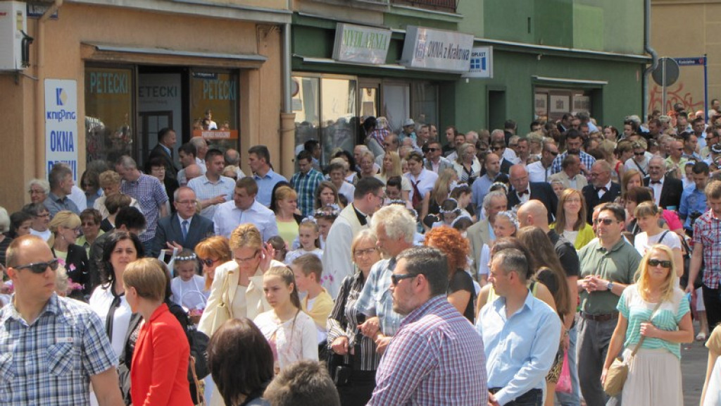 Boże Ciało w Brzegu. Tysiące wiernych przeszło ulicami miasta [fotorelacja]