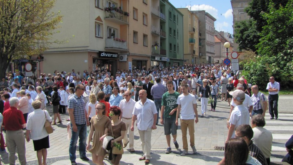 Boże Ciało w Brzegu. Tysiące wiernych przeszło ulicami miasta [fotorelacja]