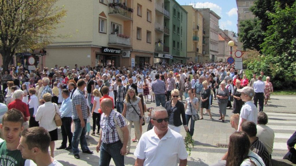 Boże Ciało w Brzegu. Tysiące wiernych przeszło ulicami miasta [fotorelacja]