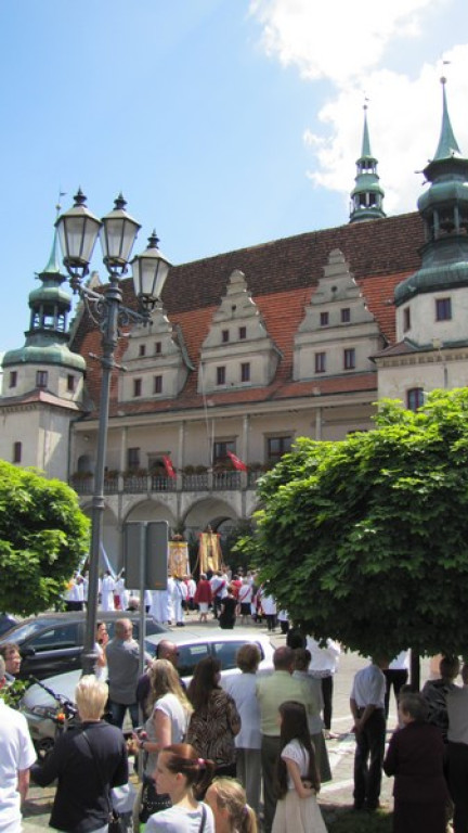 Boże Ciało w Brzegu. Tysiące wiernych przeszło ulicami miasta [fotorelacja]