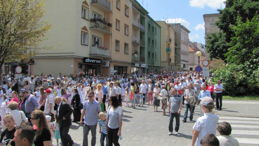 Boże Ciało w Brzegu. Tysiące wiernych przeszło ulicami miasta [fotorelacja]