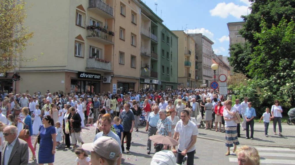 Boże Ciało w Brzegu. Tysiące wiernych przeszło ulicami miasta [fotorelacja]