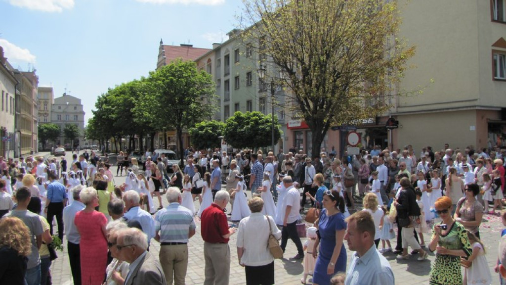 Boże Ciało w Brzegu. Tysiące wiernych przeszło ulicami miasta [fotorelacja]