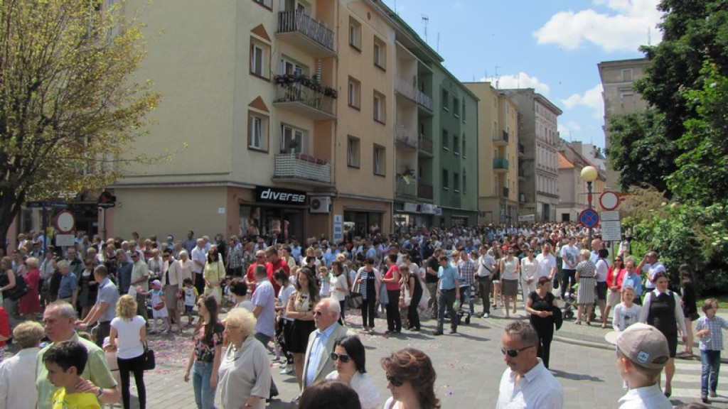 Boże Ciało w Brzegu. Tysiące wiernych przeszło ulicami miasta [fotorelacja]