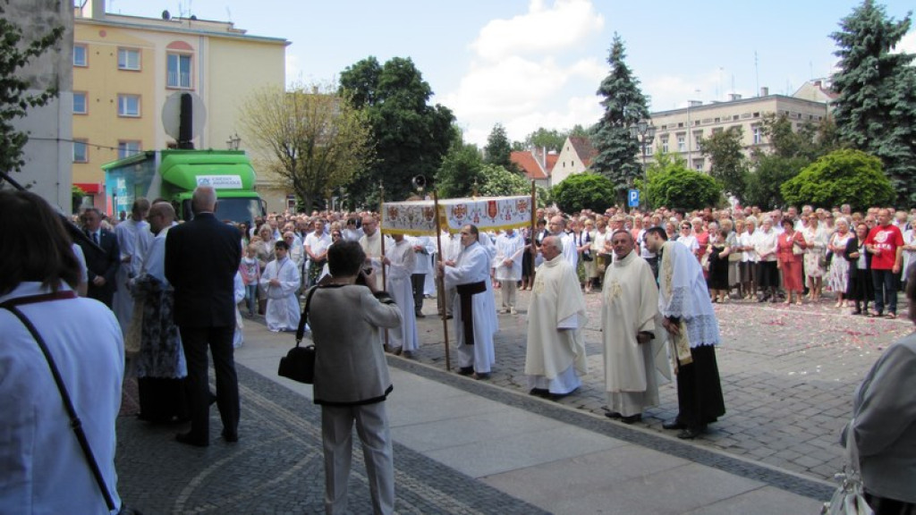 Boże Ciało w Brzegu. Tysiące wiernych przeszło ulicami miasta [fotorelacja]