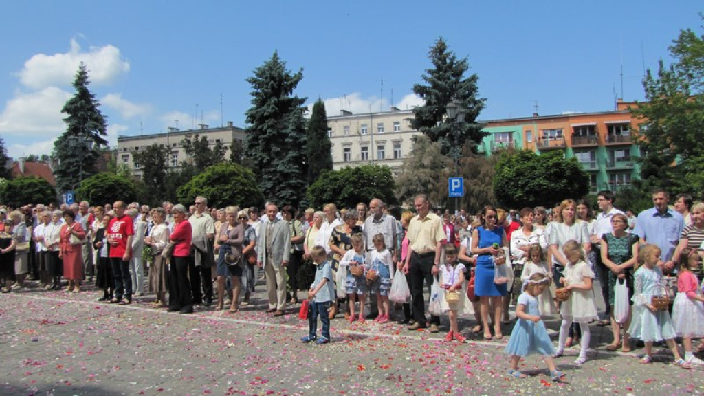 Boże Ciało w Brzegu. Tysiące wiernych przeszło ulicami miasta [fotorelacja]