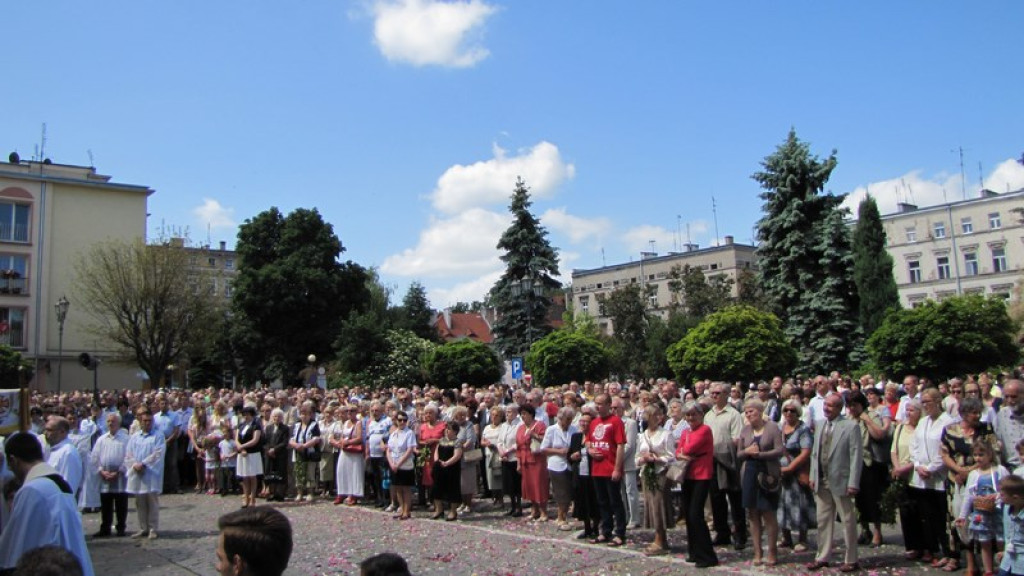 Boże Ciało w Brzegu. Tysiące wiernych przeszło ulicami miasta [fotorelacja]