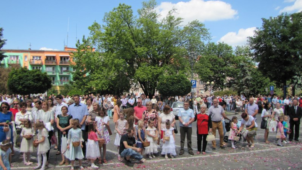 Boże Ciało w Brzegu. Tysiące wiernych przeszło ulicami miasta [fotorelacja]