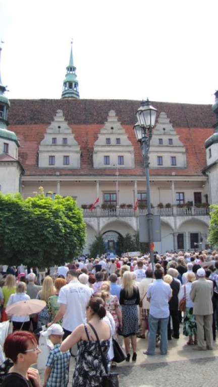 Boże Ciało w Brzegu. Tysiące wiernych przeszło ulicami miasta [fotorelacja]