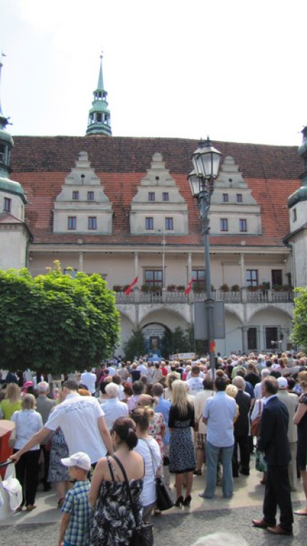 Boże Ciało w Brzegu. Tysiące wiernych przeszło ulicami miasta [fotorelacja]