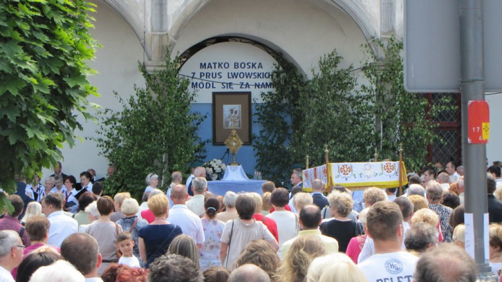 Boże Ciało w Brzegu. Tysiące wiernych przeszło ulicami miasta [fotorelacja]