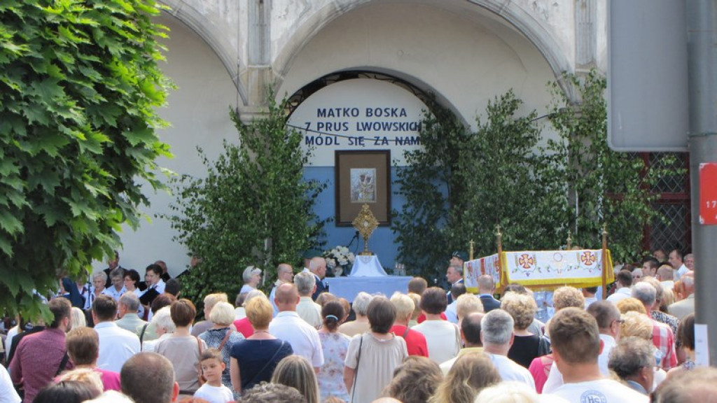 Boże Ciało w Brzegu. Tysiące wiernych przeszło ulicami miasta [fotorelacja]