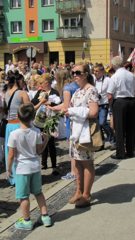 Boże Ciało w Brzegu. Tysiące wiernych przeszło ulicami miasta [fotorelacja]