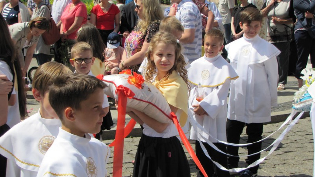 Boże Ciało w Brzegu. Tysiące wiernych przeszło ulicami miasta [fotorelacja]