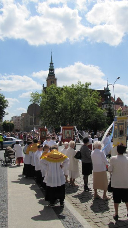 Boże Ciało w Brzegu. Tysiące wiernych przeszło ulicami miasta [fotorelacja]
