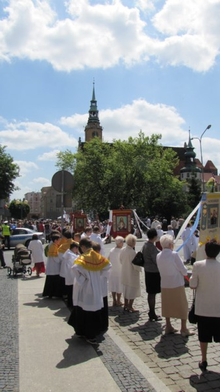 Boże Ciało w Brzegu. Tysiące wiernych przeszło ulicami miasta [fotorelacja]