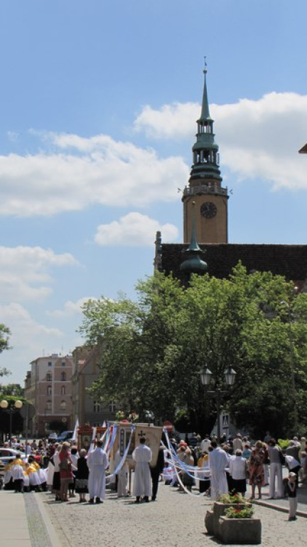 Boże Ciało w Brzegu. Tysiące wiernych przeszło ulicami miasta [fotorelacja]