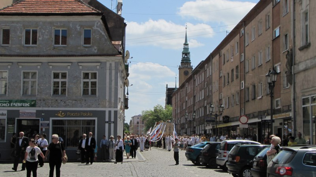 Boże Ciało w Brzegu. Tysiące wiernych przeszło ulicami miasta [fotorelacja]