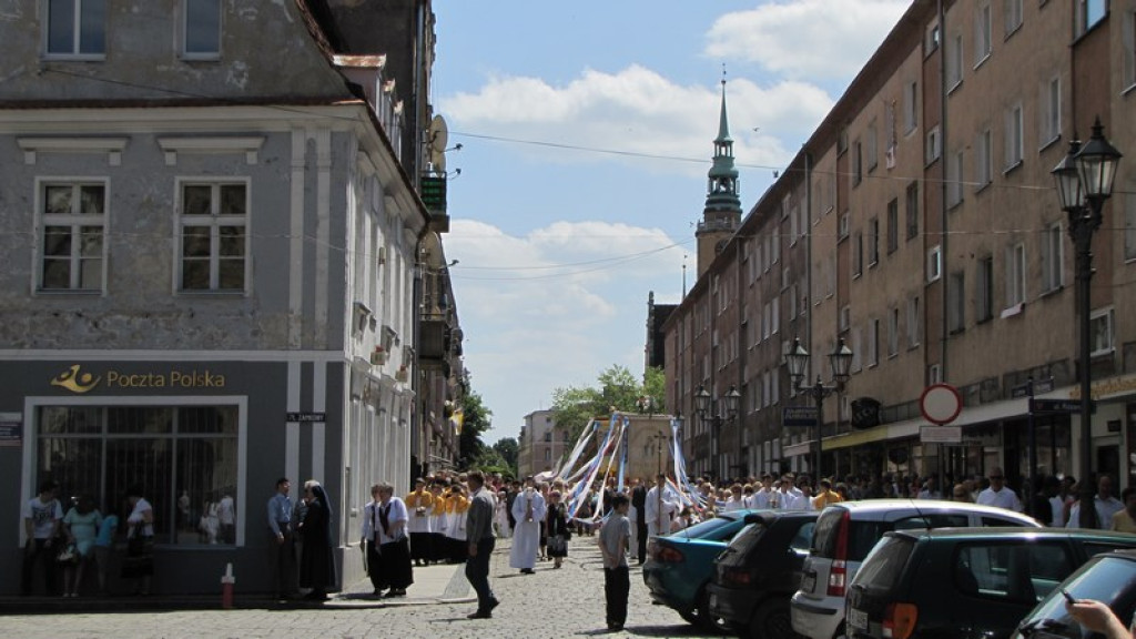 Boże Ciało w Brzegu. Tysiące wiernych przeszło ulicami miasta [fotorelacja]