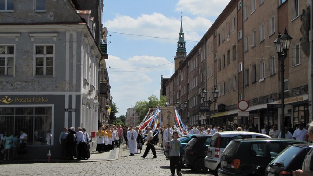 Boże Ciało w Brzegu. Tysiące wiernych przeszło ulicami miasta [fotorelacja]