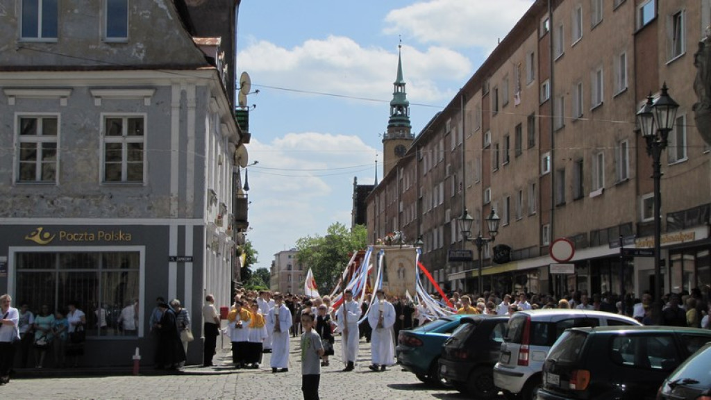 Boże Ciało w Brzegu. Tysiące wiernych przeszło ulicami miasta [fotorelacja]