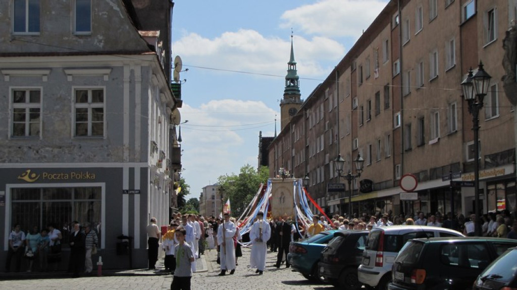 Boże Ciało w Brzegu. Tysiące wiernych przeszło ulicami miasta [fotorelacja]