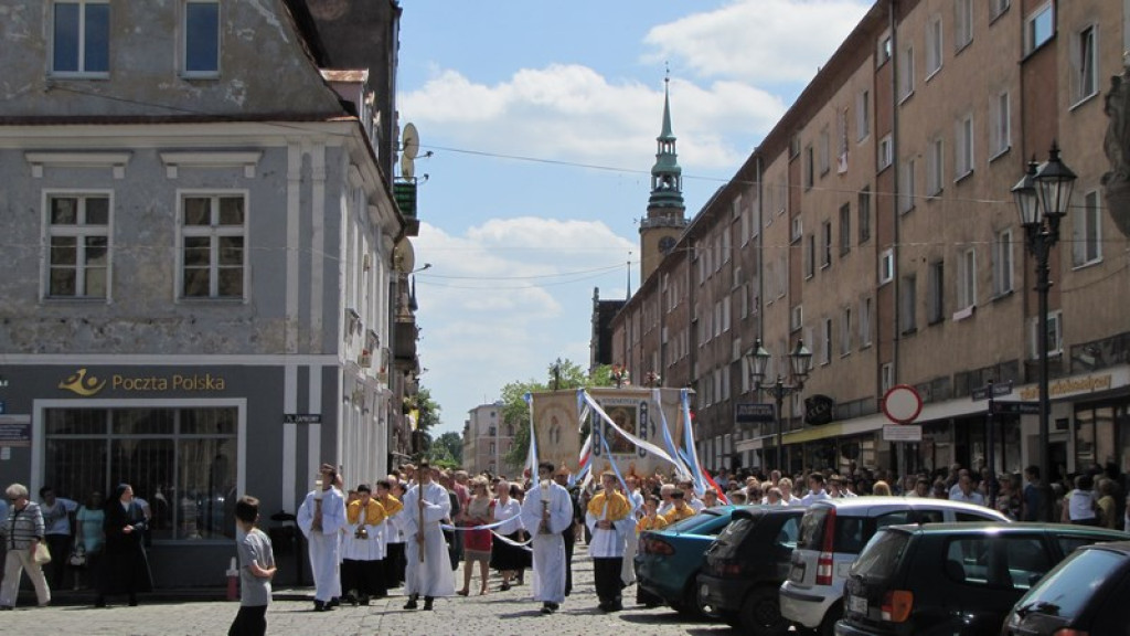Boże Ciało w Brzegu. Tysiące wiernych przeszło ulicami miasta [fotorelacja]