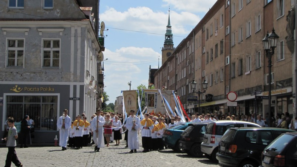Boże Ciało w Brzegu. Tysiące wiernych przeszło ulicami miasta [fotorelacja]